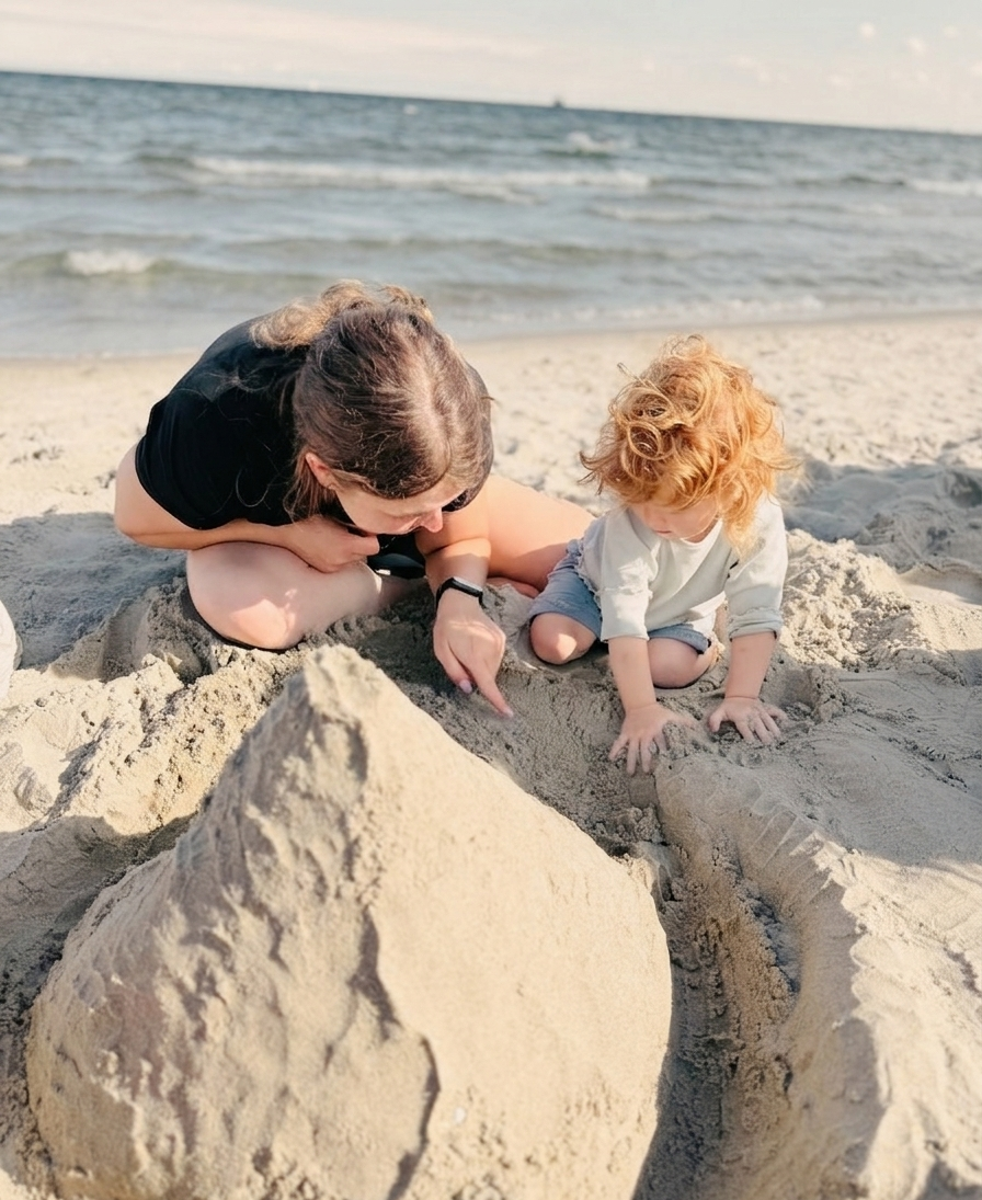 Asia z córką na plaży – współtwórczyni Wyprawka Dla Bobo